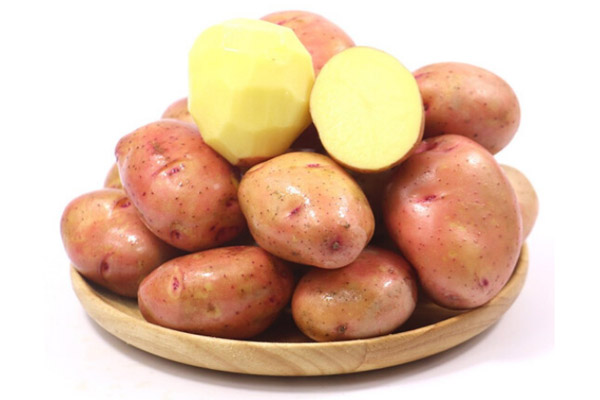 在标准光源条件下评定土豆的颜色