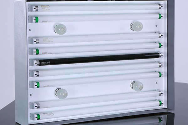 标准光源箱中白炽灯的光通量怎么测试？